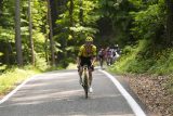 Simon Yates ve stoupání ujíždí konkurentům Richardu Carapazovi a Isaacu del Torovi