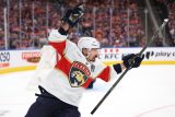 Brad Marchand slaví gól do sítě Edmontonu