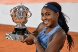Coco Gauffová s trofejí pro vítězku Roland Garros