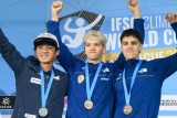 Medailisté ze sobotního závodu ve sportovním lezení při Světovém poháru v Praze