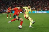 Portugalec Pedro Neto v souboji s Alexem Baenou