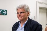 Bývalý ředitel motolské nemocnice Miloslav Ludvík, jeden z aktérů korupční kauzy kolem zakázek Fakultní nemocnice v Motole, přichází v doprovodu eskorty k soudu, který se zabýval jeho žádostí o propuštění z vazby, 9. června 2025