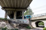 Stavaři bourají silniční most nad železniční tratí na hlavní silnici podél řeky z Ústí nad Labem do Děčína