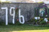 O případu se začalo mluvit v 90. letech, ale až v roce 2014 historička Catherine Corlessová odhalila masový hrob 796 dětských obětí na místě sirotčince a domova pro svobodné matky v Tuamu