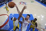 Chet Holmgren z Oklahomy smečuje do koše přes Mylese Turnera z Indiany
