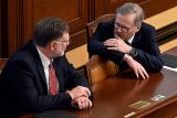 Ministr financí Zbyněk Stanjura (ODS) a předseda vlády Petr Fiala (ODS) na mimořádné schůzi Poslanecké sněmovny k vyslovení nedůvěry vládě kvůli bitcoinové aféře