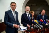 Členové vlády Petra Fialy (uprostřed) Martin Kupka (vlevo), Eva Decroix a Marek Výborný (vpravo)