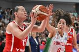 Česká reprezentantka Tereza Vyoralová je bráněna portugalskou soupeřkou