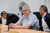 Obžalovaný Radek Březina (uprostřed) v síni pobočky Krajského soudu Brno, který se zabýval případem vynášení informací z Celní správy členům takzvané lihové mafie kolem Březiny