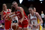 Česká basketbalistka Emma Čechová v souboji s Aina Ayuso ze Španělska