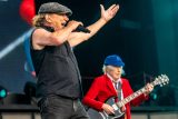 Zpěvák Brian Johnson a kytarista Angus Young na koncertu kapely AC/DC v pražských Letňanech