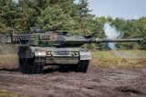 Tank Leopard 2 (na fotografii německé armády) může vážit kolem 60 tun