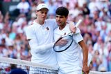 Jannik Sinner (vlevo) a Caros Alcaraz po finále Wimbledonu 2025