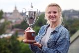 Kateřina Siniaková s trofejí pro vítězku čtyřhry ve Wimbledonu