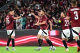 Jan Kuchta se spoluhráči oslavuje vyrovnávací gól proti Mladé Boleslavi