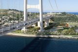 Digitální vizualizace ukazuje most, který by měl spojit italskou pevninu se Sicílií. Dlouho odkládaný projekt v hodnotě 13,5 miliardy eur (337 miliard korun) schválil meziresortní výbor pro dohled nad strategickými veřejnými investicemi, uvedlo italské ministerstvo dopravy ve svém prohlášení z úterý 6. srpna 2025.