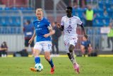 Michal Frydrych z Baníku Ostrava v souboji s Abubakrem Sarym z Austrie Vídeň