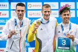 Orientační běžec Tomáš Křivda (první zleva) se stříbrnou medailí ze Světových her v Číně