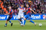 Matěj Vydra v souboji se soupeřem z Glasgow Rangers