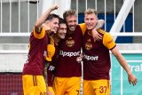 Fotbalisté pražské Dukly slaví gól Jana Peterky