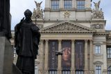 Průčelí Národního muzea láká na výstavu fosiílií Lucy a Selama