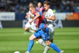 Plzeňský Matěj Vydra v souboji s Vojtěchem Stránským