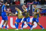 Slováci se radují z gólu Davida Strelce (vlevo)