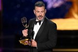 Jimmy Kimmel přebírá cenu Emmy (fotografie ze 7. září 2025)