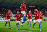 Čeští fotbalisté slaví úvodní gól do sítě Saúdské Arábie. Z penalty se prosadil Tomáš Chorý