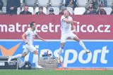 Vladimír Darida a Mick van Buren slaví gól do sítě Sparty
