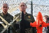 Vrchní velitel ruských pozemních sil Andrej Mordvič, ruský ministr obrany Andrej Bělousov a ruský prezident Vladimir Putin na vojenském cvičišti Mulino v září 2025