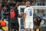 Ernest Poku a Pantelis Chatzidiakos
si podávají ruce po remízovém zápase Ligy mistrů mezi Leverkusenem a KOdaní