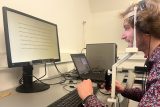 Reportér Českého rozhlasu při vyšetření na dyslexii