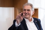 Miloš Zeman ve své kanceláři čeká na Petera Pellegriniho