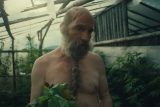Raději zemřít v přírodě jako festivalovou porotou oceněná „vtipná filmová pohlednice vzdávající hold mizejícímu umění zůstat sám sebou“