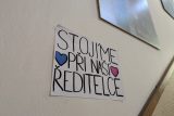 Plakát na podporu ředitelky Marie Šikové na trojškolí v Ječné