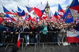 Na 4000 příznivců SPD a menších stran demonstruje v centru Prahy. Sešli se na akci Česko proti válce