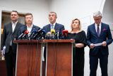Zleva předseda poslaneckého klubu SPD Radim Fiala, předseda SPD Tomio Okamura, předseda hnutí ANO Andrej Babiš, Alena Schillerová a Karel Havlíček (ANO) na tiskové konferenci opozičních stran ANO a SPD po opuštění jednacího sálu na mimořádné schůzi Sněmovny