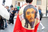 V centru Prahy se v sobotu odpoledne sešli účastníci akce Pochod pro Ježíše. Akce začala na Hradčanském náměstí, odkud se lidé průvodem vydali na Staroměstské náměstí