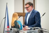 Ministr financí Zbyněk Stanjura (ODS) na tiskové konferenci k podepsání smlouvy o dostavbě jaderné elektrárny Dukovany