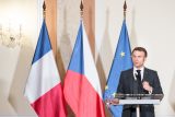 Francouzský prezident Emmanuel Macron v Praze ocenil českou iniciativu na zajištění munice pro Ukrajinu