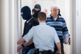 Bývalý ředitel nemocnice Motol Miloslav Ludvík obviněný v kauze veřejných zakázek Fakultní nemocnice v Motole u Obvodního soudu pro Prahu 5, který rozhodoval o jeho vzetí do vazby