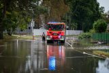 Hasiči odčerpávají vodu z laguny na jedné z příjezdových cest do Starého Bohumína