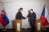 Ministr zahraničí Jan Lipavský (nestr.) a šéf slovenské diplomacie Juraj Blanár (vlevo) na tiskové konferenci po jednání