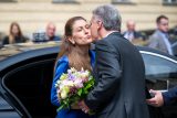 Bývalý ministr spravedlnosti Pavel Blažek gratuluje Evě Decroix po jejím jmenování do funkce ministryně spravedlnosti
