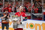 Kapitán hokejového týmu Roman Červenka s pohárem pro vítěze, se kterým uděl čestné kolečko po ledě jako první