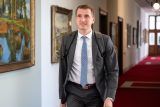Lukáš Vlček (STAN) přichází na jednání vlády