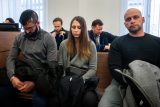 Soud s opilými policisty, kteří se zúčastnili brutálního napadení dívky v Praze. Vlevo Tomáš Strnad, uprostřed Martina Kolaříková, vpravo Tomáš Soukup