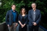 Zleva Peter Pomerantsev, Catherine Belton a Misha Glenny na konferenci Českého rozhlasu Plus Pravda v pohybu