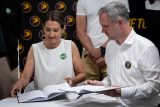 Předseda Pirátů Zdeněk Hřib a Gabriela Svárovská (Zelení) podepisují memorandum o spolupráci ve volbách do Poslanecké sněmovny